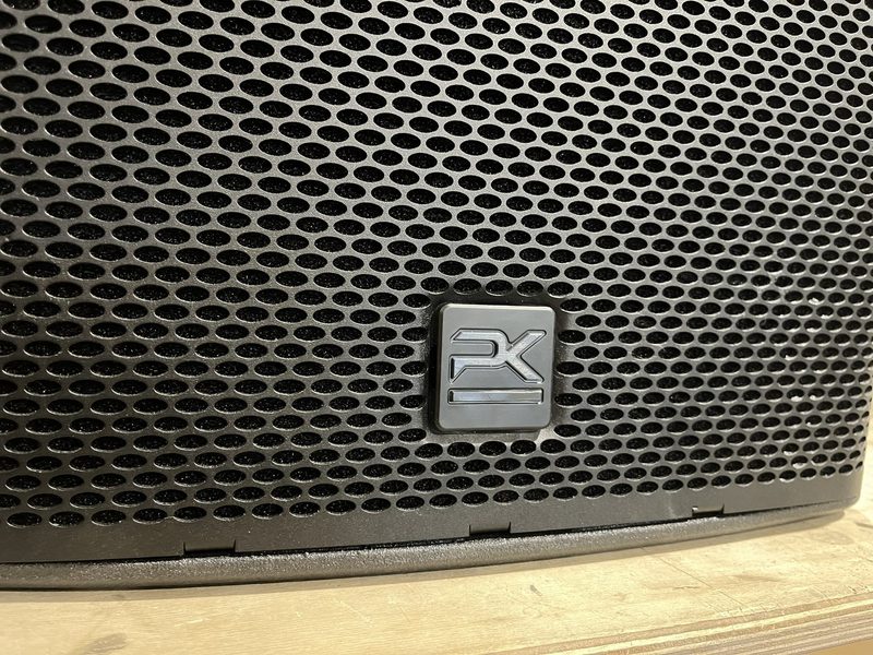 Logo level on an upright cabinet